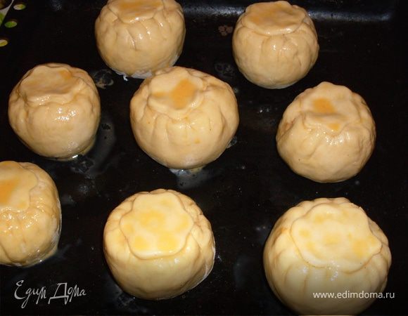 Смазываем яйцом. Прокалываем крышечку вилкой.