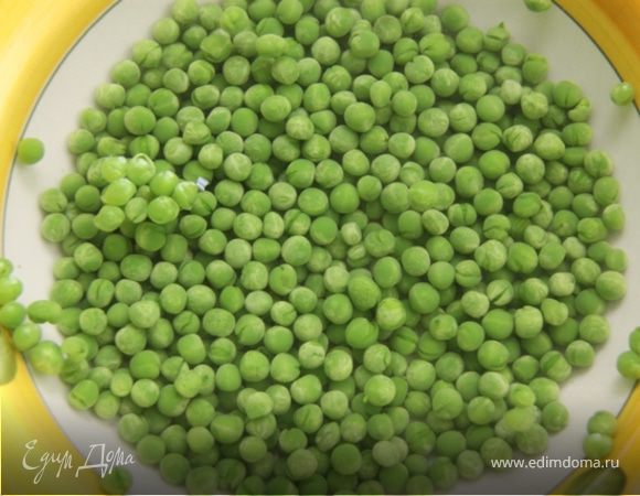 1. Заливаем мелкий мороженный горошек кипятком, и даём постоять минут 5. Варить не надо, он и так нежный будет.