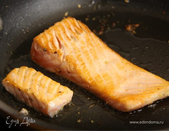 2. Обжариваем рубку с 2 сторон, на небольшом огне, не зажариваем, просто подрумяним.