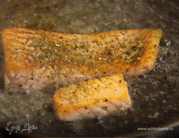 3. Добавляем специй или трав к рыбе, солим, наливаем воды и тушим на медленном огне с закрытой крышкой минут 4-5. Лосось будет супер нежным, не сухим!!!