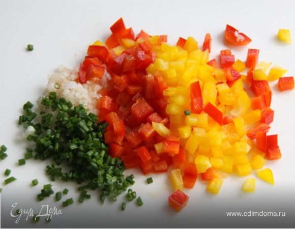 4. Мелко рубим шалот, зелёный чеснок, и мелкими кубиками сладкий перец.