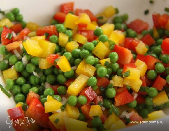 5. Смешиваем горошек, перец, лук, зелень с 1 ч. ложкой оливкового масла, заправляем солью и лимонным соком. Я не добавляю черный молотый перец, так как без него очень нежный вкус блюда получается.