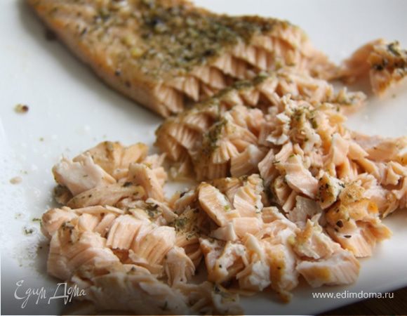 6. Готовую рыбку разделяем на маленькие кусочки, поперёк волокон, тогда кусочки очень красивые получаются. Смотрим фото, если не понятно.