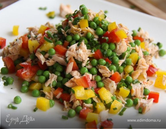 7. Смешиваем рыбу с овощами-аккуратненько, выкладываем красиво на тарелочку и украшаем немного мелко рубленным зелёным чесноком.