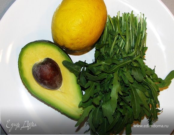 Помыть,высушить и произвольно выложить зелень,овощи и виноград.