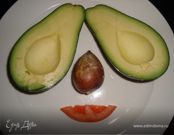 Авокадо очистить от кожуры и косточки.