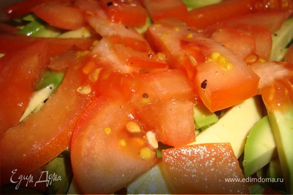Руколу порвать руками, помидор нарезаем соломкой и выложить слоями с авокадо.
