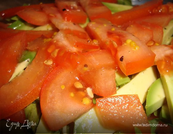 Руколу порвать руками, помидор нарезаем соломкой и выложить слоями с авокадо.