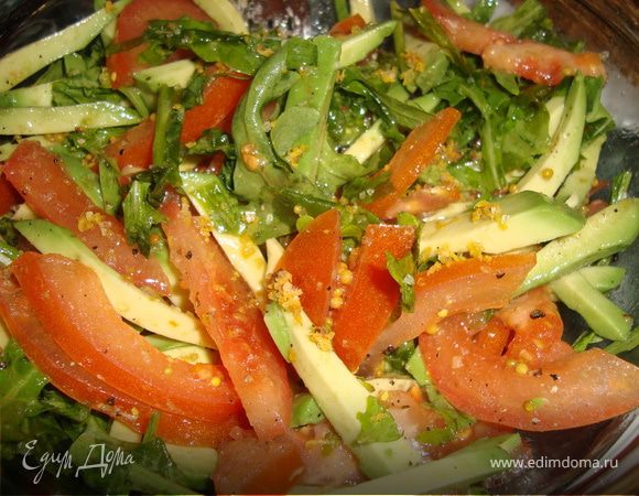 Все слои перемешать и заправить салат.