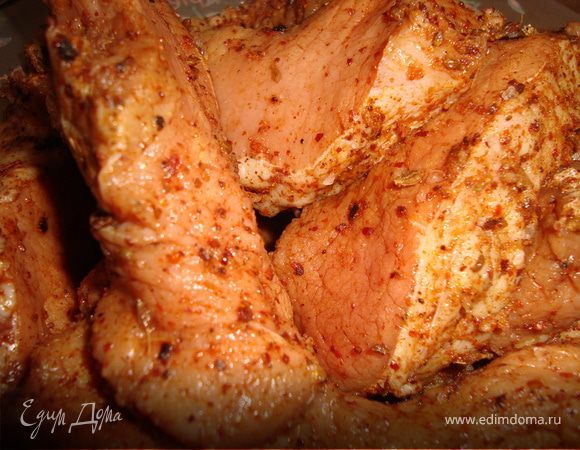 Свинину нарезать и натереть специями. Отправить в холодильник на несколько часов.