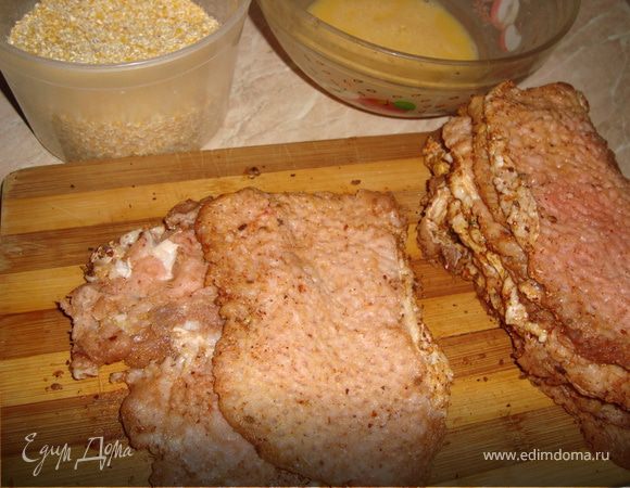 Хорошенько отбить свинину.