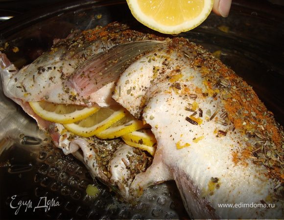 Нафаршировать лимоном. Приправить перцем и паприкой. Полить соком лимона, когда рыба будет в сковороде.