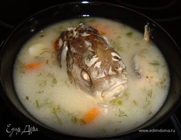Варить на небольшом огне вместе и рыбой, луковицей, перцем и лавровым листом около 40 минут. Помешивая бульон, добавить манную крупу и майоран. Довести до вкуса морской солью и чили. Варить еще 15 минут, после чего в кастрюлю добавить зелень.