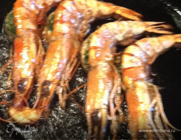 Достаем из холодильника, убираем дольки лимона. Я их не люблю в жареном виде. На сковородку наливаем совсем чуточку масла, бросаем пару раздавленных зубчиков чеснока и кладем наших красавиц. Обжариваем со всех сторон.