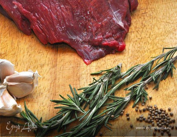 Итак, приступим! Говяжий филей разделим на две части вдоль волокон толщиной в два пальца, сделаем  нашему мясу небольшой массаж, после чего острым ножом разрежем стейк сбоку ровно пополам, аккуратно прижимая ладонью сверху, но не до конца, а так, чтобы раскрыть его как книжку. Теперь плоской стороной ножа разгладим мясо на доске и сделаем поперечные надрезы под небольшим углом крест-накрест. Оставим мясо немного «отдохнуть», а сами тем временем откупорим бутылку вина, чтоб оно немного подышало, пока мы будем готовить наш бифштекс.