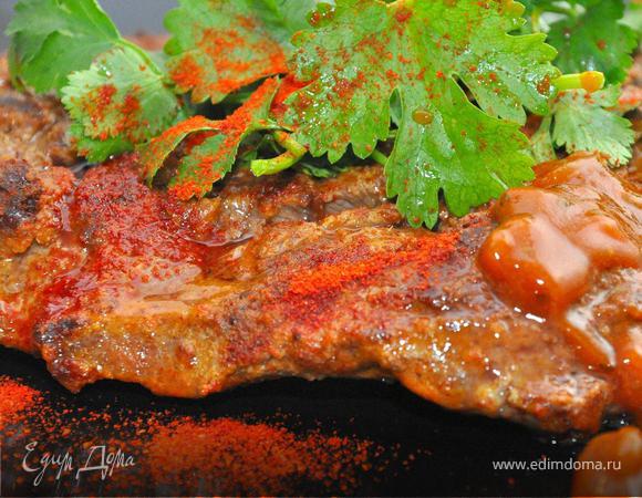 Разогреваем сковородку гриль. Лишь слегка смазываем ее оливковым маслом, кладем измельченный чеснок и целую ветку розмарина, а сверху наш бифштекс и слегка придавливаем его плоской лопаткой к сковороде и разглаживаем по поверхности. Теперь надо определиться со степенью прожарки. Здесь как говорится дело вкуса! Я предпочитаю Medium Rare (уже без крови, но ярко розовое внутри). Вы можете выбрать для себя из списка ниже.
Rare — непрожаренное мясо с кровью (200 градусов, 2-3 минуты)
Medium Rare — мясо лишь доведено до состояния отсутствия крови, с соком ярко выраженого розового цвета (190—200 градусов, 4-5 минут)
Medium — мясо с розоватым соком (180 градусов, 6-7 минут)
Medium Well — мясо с прозрачным соком (180 градусов, 8-9 минут)
Well Done — абсолютно прожареное мясо, почти без сока (180 градусов, 8-9 минут + доготовка в духовке)
