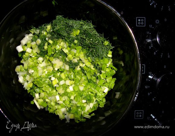 Для соуса мелко нарезать укроп и зеленый лук...