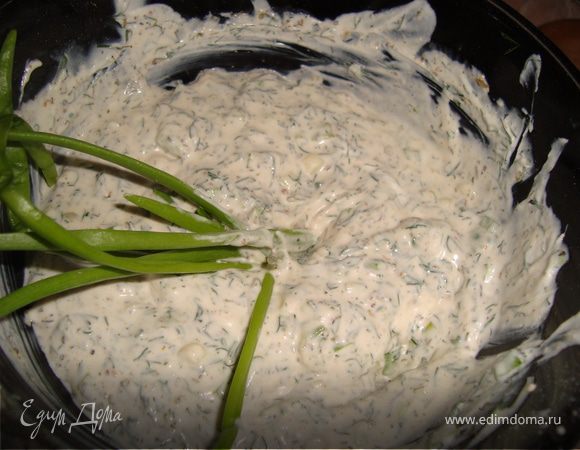 ... добавить сметану, морскую соль и перец по вкусу. Довести до однородной массы с помощью блендера, если такой есть в хозяйстве.