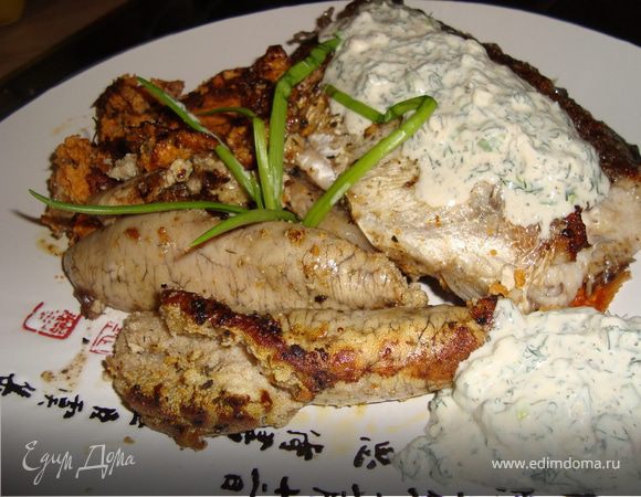 Выложить на блюдо рыбу целиком, икру, сметанный соус с укропом.