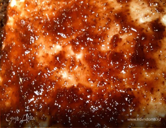 1.Желатин замочить в молоке на 30—40 минут.
2.Печенье измельчить в крошку. Смешать с пюре и выложить стенки и дно формы — это будет наш корж. Убрать в морозилку минут на 30.
3. Творог взбить с йогуртом (должна получится масса намного гуще сметаны).
4. Отдельно взбить белок до пиков (устойчивой крепкой блестящей пены).
5. Ввести белки в творожную массу и перемешать.
6. Молоко с желатином подогреть на плите, не кипятить. Влить в творожную массу.
7. Вылить всю массу на наш подмерзший корж и убрать в холодильник минимум на 3 часа.
8. Застывшее суфле покрыть вареньем. Можно полить шоколадной глазурью.

Очень нежное суфле получается!:) можно подсластить - добавить еще в него какао, когда молоко с желатином греете — всыпать ложечку какао «Золотой ярлык» например, и сахар.
