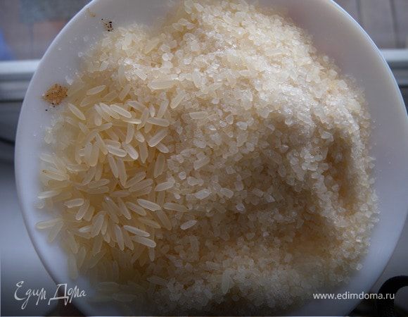 1. Перебить сухой рис в кофемолке или блендере (как на фото)