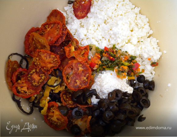 2. Смешать творог, помидоры, перец, оливки (порезать), заправку и масло (оливковое). В кефир кинуть соду. Оставить на 10 минут