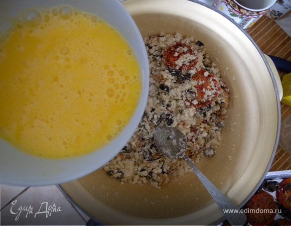 3. Взбить отдельно яйца венчиком. Добавить рис, оливковое масло. Домешать к творожной массе, оставить на 40 минут. (чтобы овощи и рис набрались жидкости)