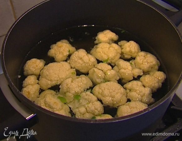 Капусту разобрать на небольшие соцветия и отваривать в подсоленной кипящей воде в течение 2 минут, затем воду слить.