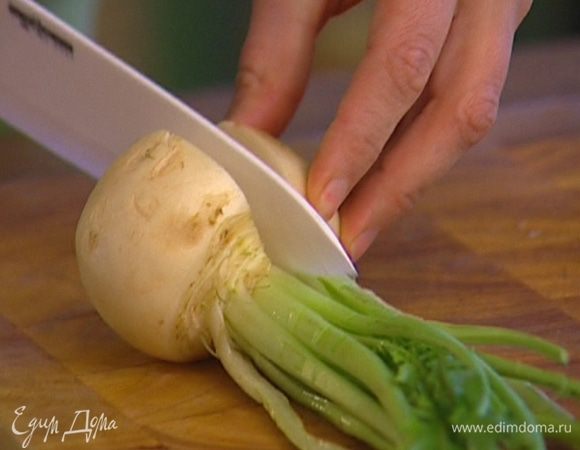 Репу разрезать пополам и отваривать в кипящей воде в течение 5 минут. 