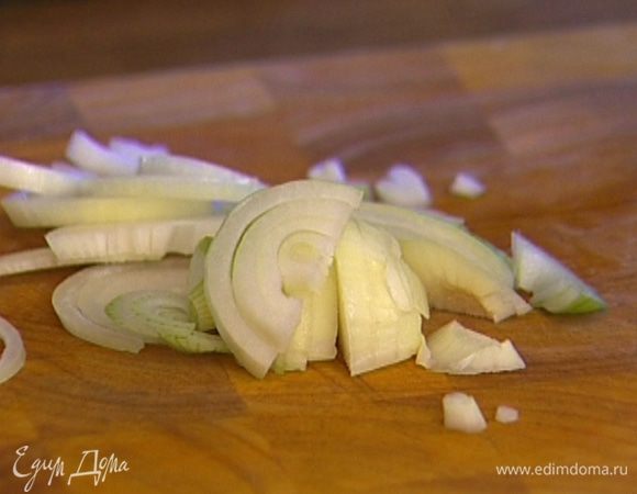 Лук почистить и нарезать полукольцами. 