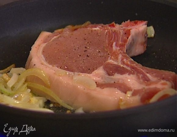 Свинину вымыть, просушить бумажным полотенцем, посолить, поперчить с обеих сторон, отправить на сковороду и обжаривать до появления золотистой корочки. 