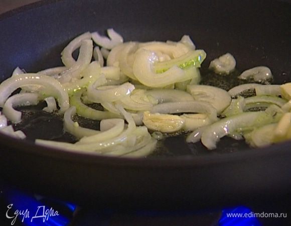 Разогреть в сковороде 1−2 ст. ложки оливкового масла и обжарить лук до золотистого цвета. 