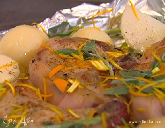 Выстелить противень фольгой, выложить на нее лук, а сверху куски свинины и вареную репу, посолить и поперчить, добавить листья шалфея, цедру апельсина, полить все апельсиновым соком, сбрызнуть оливковым маслом и поставить в разогретую духовку или под гриль. 