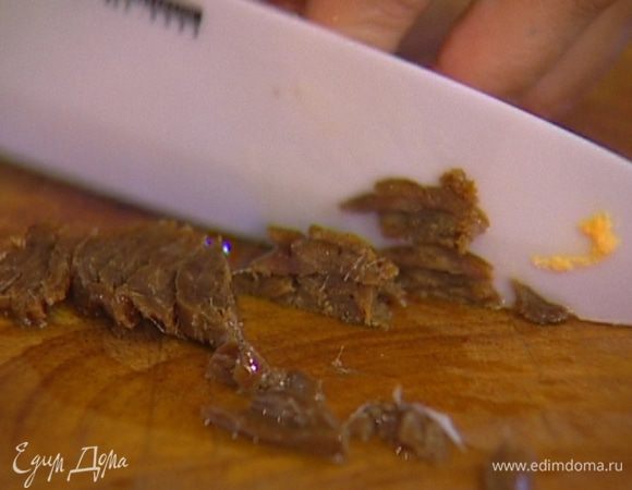 Два анчоуса мелко порубить.