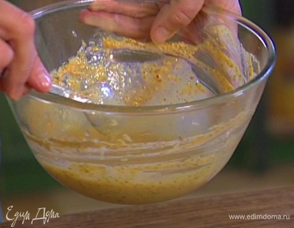 Приготовить заправку: растереть желток с горчицей и порубленными анчоусами, влить лимонный сок, оливковое масло и 1‒2 ст. ложки кипяченой воды, все перемешать.