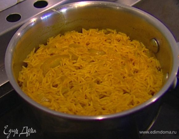 Всыпать рис басмати, перемешать, через минуту залить бульоном и отварить, в конце, если потребуется, подсолить.