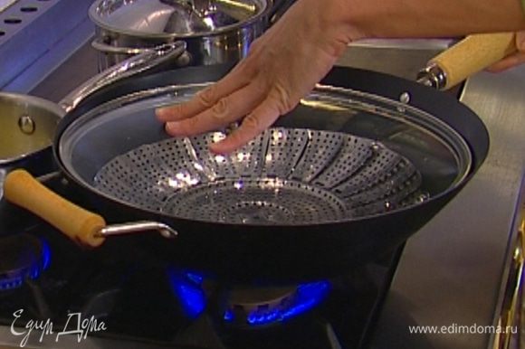 Для копчения семги выстелить дно сковороды вок фольгой, высыпать на нее рис, чай и сахар. Сверху положить решетку или сетку от пароварки. Поставить вок на огонь, накрыть крышкой и прогревать смесь в течение 5‒8 минут.