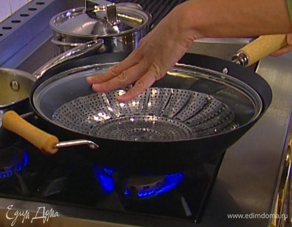 Для копчения семги выстелить дно сковороды вок фольгой, высыпать на нее рис, чай и сахар. Сверху положить решетку или сетку от пароварки. Поставить вок на огонь, накрыть крышкой и прогревать смесь в течение 5‒8 минут.