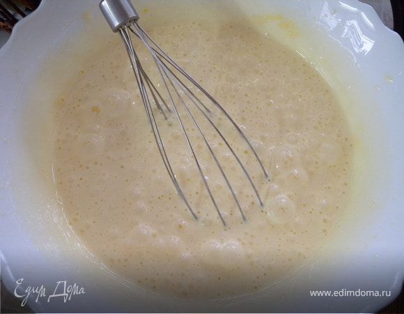 Яйца взбить с сахаром около, 15 минут.