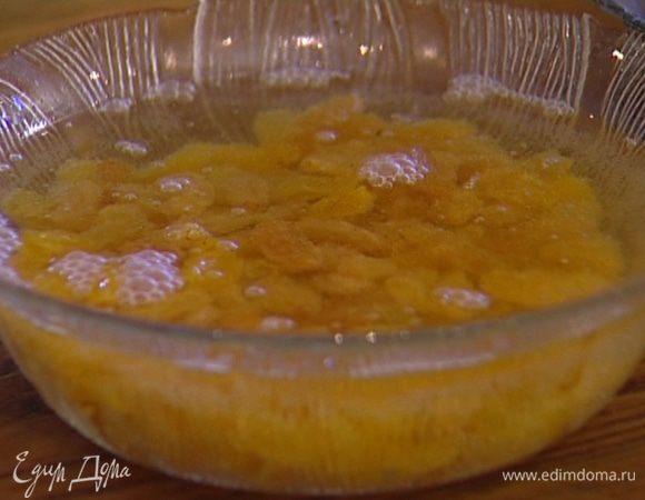 Весь изюм замочить в сидре на 5−10 минут. 