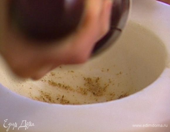 Гвоздику, кардамон, корицу и мускатный орех растереть в ступке. 