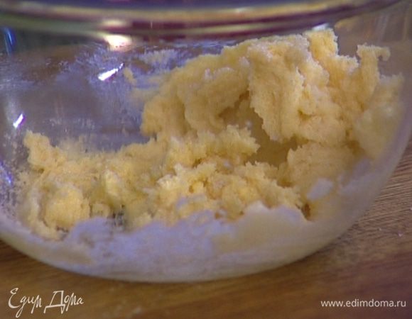 Предварительно размягченное сливочное масло и сахар взбить в нежную воздушную массу.