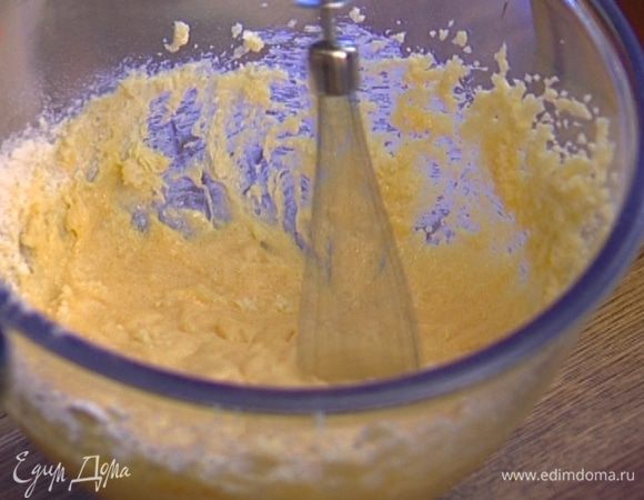 Не переставая взбивать, по одному ввести яйца, после каждого яйца добавлять по одной ложке муки. 