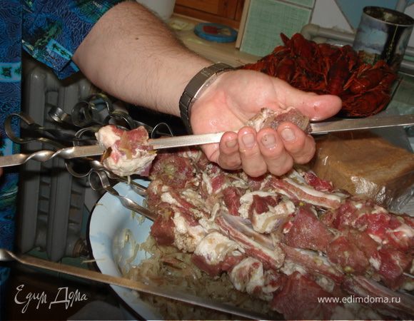 Покупаем свинину (лучше шею и ребрышки), режем крупными кусочками. Нарезаем кружочками лук. Лук мнем, чтобы выделился сок. Добавляем лук к мясу, также добавляем лавровый лист, перец - горошек, перец душистый и, конечно же, соль. Приправы добавляем по вкусу. Все хорошо перемешиваем и оставляем мариноваться на сутки. Если Вам шашлык нужен быстрее, то поставьте мясо в теплое место, и он будет готов через 12 часов. Когда мясо замаринуется, нанизываем его на шампура.  