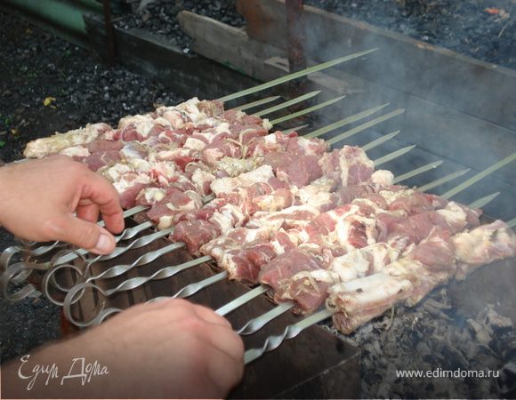 Дрова прогорели, угли готовы! Кладем шампура на мангал.