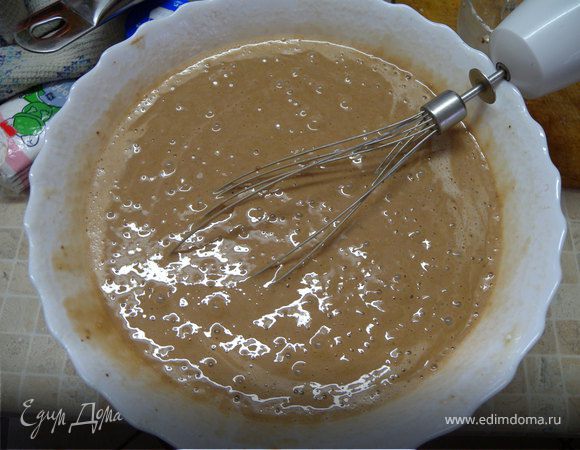 Муку просеять с какао. В яйца добавить сливки, кефир и муку. Осторожно вручную перемешать. (можно тем же венчиком от миксера)
