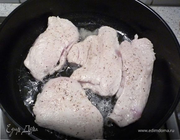 Шницели помыть, высушить, посолить, поперчить и обжарить в раст. масле с двух сторон.