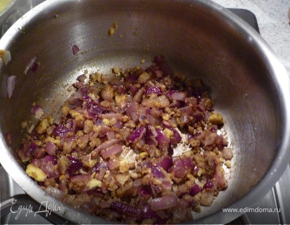 Лук почистить, мелко порезать и потушить в 2 ст.л. сливочного масла. Добавить карри, муку, все перемешать. Затем влить 150мл молока и 150мл овощного бульона, варить 5 минут. Посолить, поперчить. 