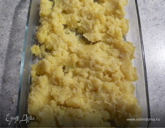 Разогреть 100мл молока и 1ст.л. масла в кастрюле. Картофель потолочь и вмешать молоко. В форму для запекания на дно выложить картофель...