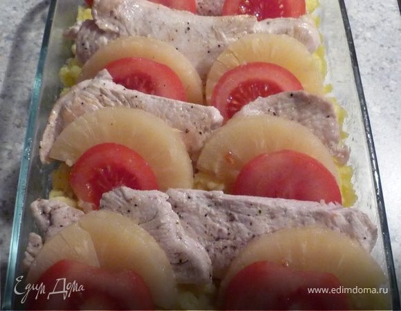 ...сверху распределить помидоры, шницели, ананасы.